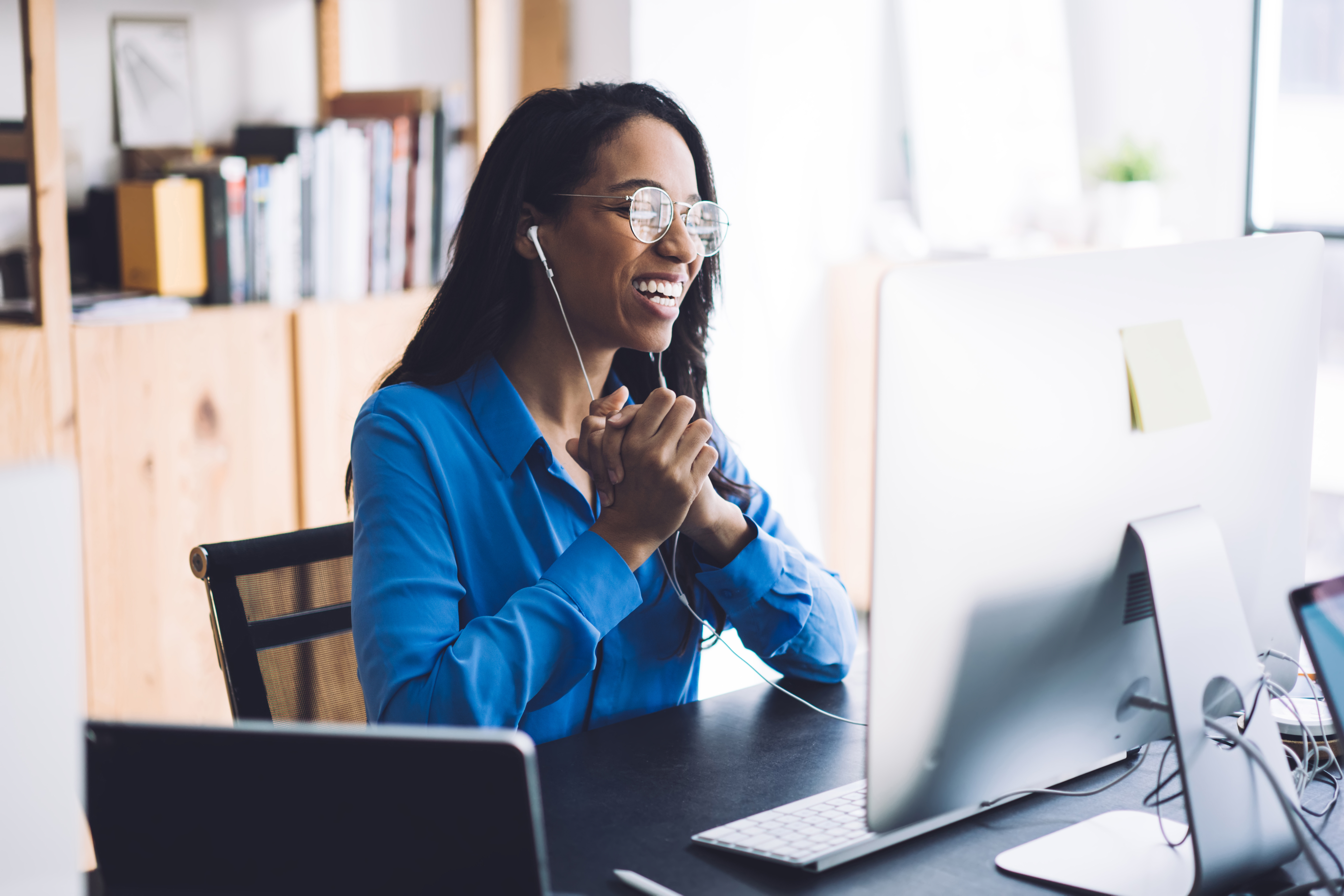 AAS BA Gen Woman at computer working